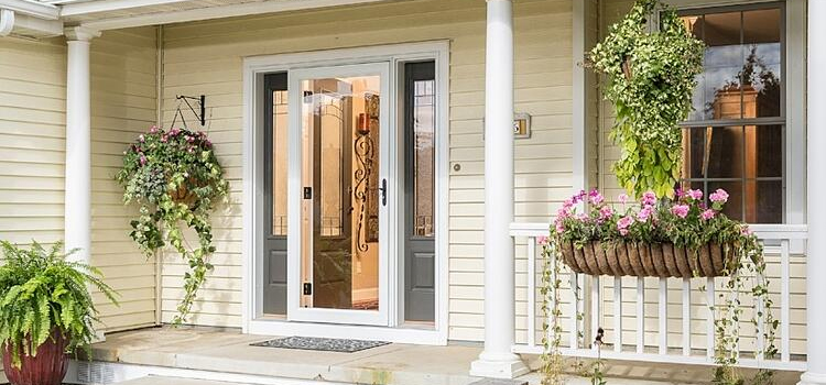 screen door installation in Bonadelle Ranchos-Madera Ranchos